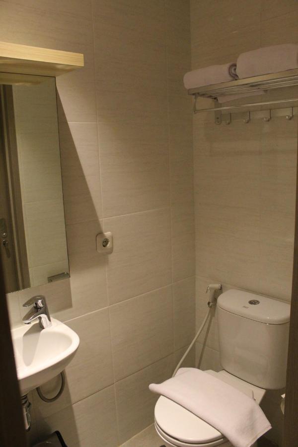 Central Front One Inn Jakarta Airport Rawabokor Dua Екстер'єр фото