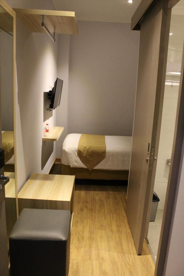 Central Front One Inn Jakarta Airport Rawabokor Dua Екстер'єр фото
